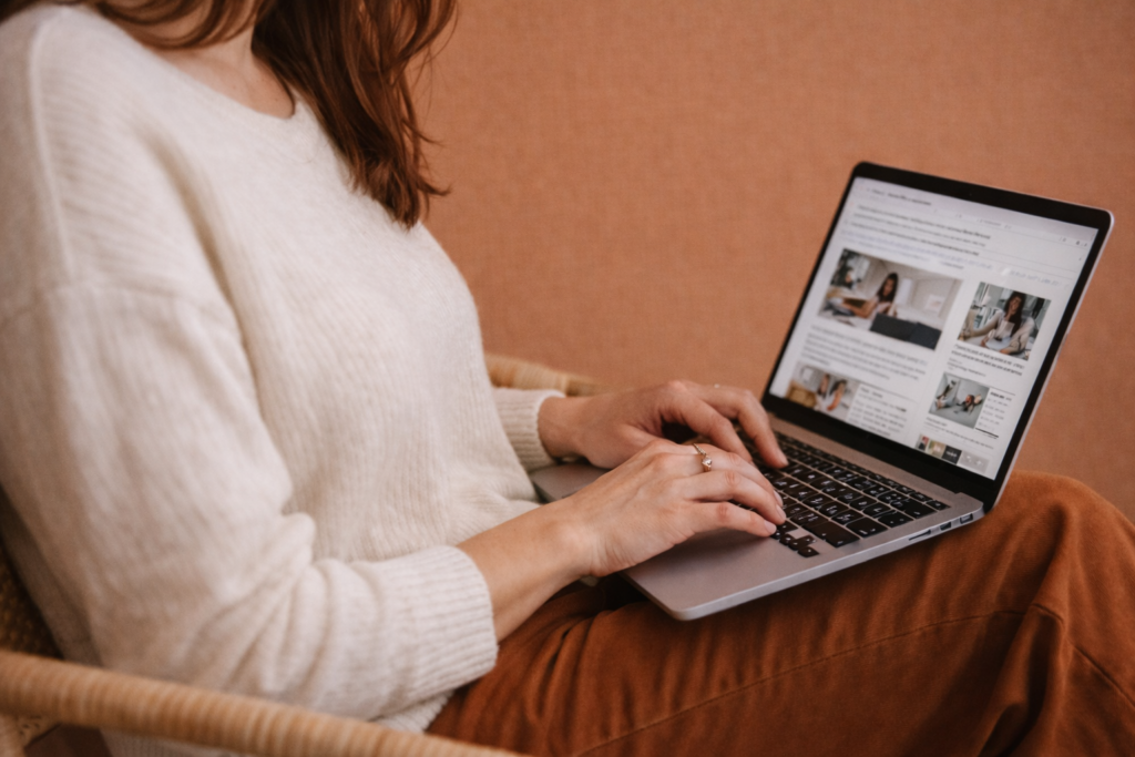 Mit einem Blog und Pinterest Geld verdienen. Eine Frau sitzt zuhause entspannt am Laptop und arbeitet an ihrem Business.